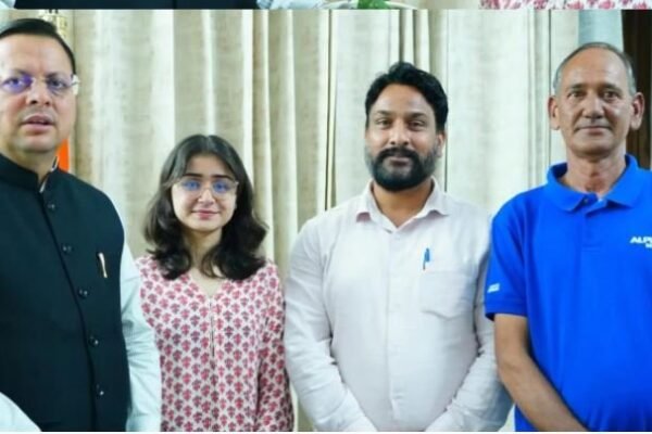 मुख्यमंत्री पुष्कर सिंह धामी ने रश्मि के माता-पिता से मुलाकात कर दी शुभकामनाएं, सामान्य परिवार की बेटी को जापान में मिली नौकरी